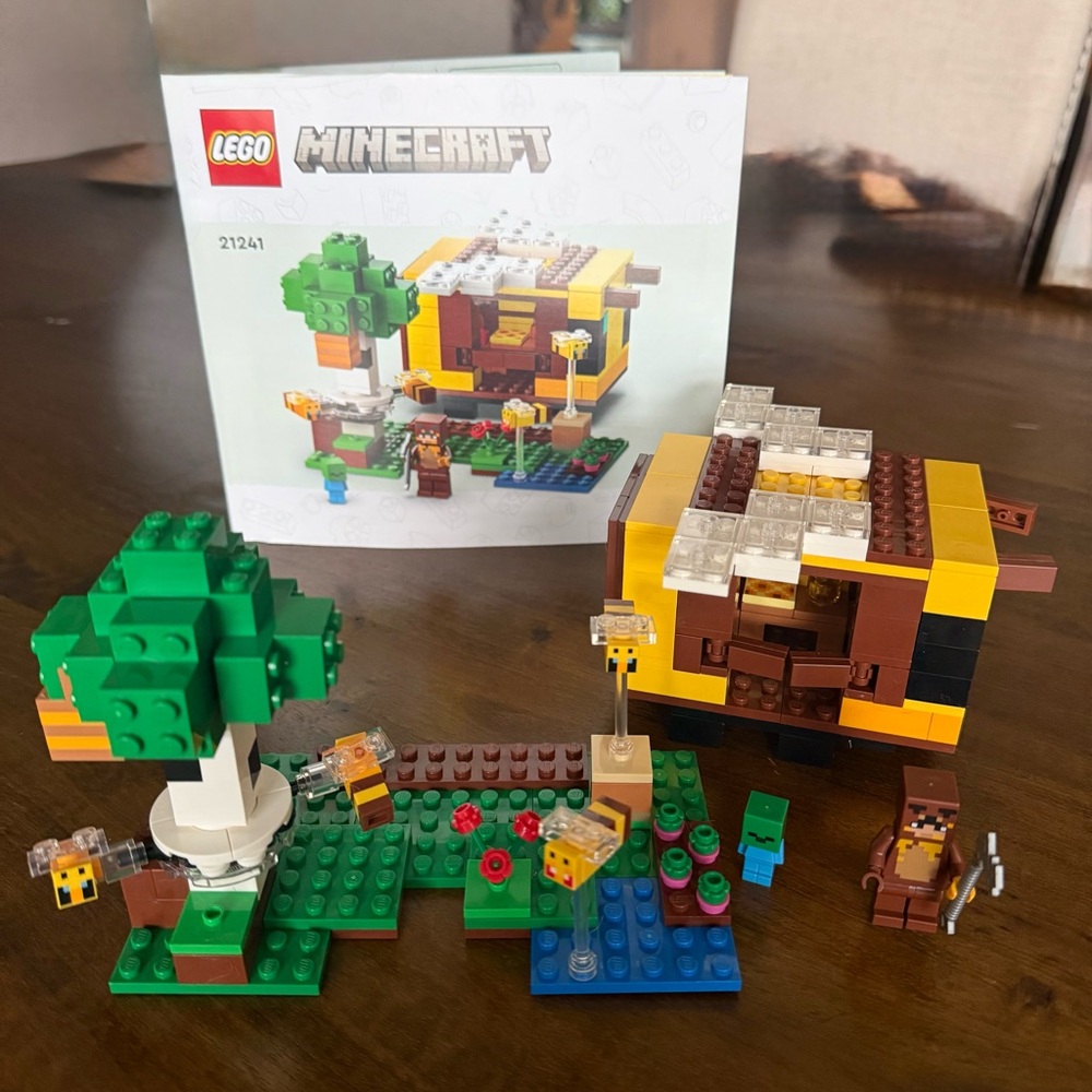 LEGO Minecraft Set 21241 Bee Adventure Set with Yellow and Green